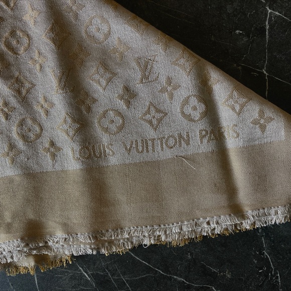 Louis Vuitton silk shawl scarf - Picture 4 of 8